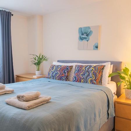 Stay In Our Stylish Flat! & Secure Building & Sleeps Up To 4 버밍엄 외부 사진