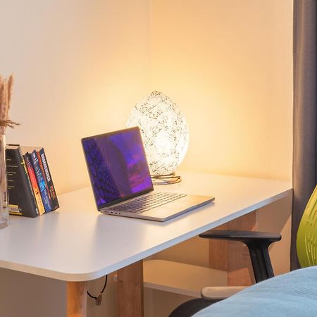 Stay In Our Stylish Flat! & Secure Building & Sleeps Up To 4 버밍엄 외부 사진