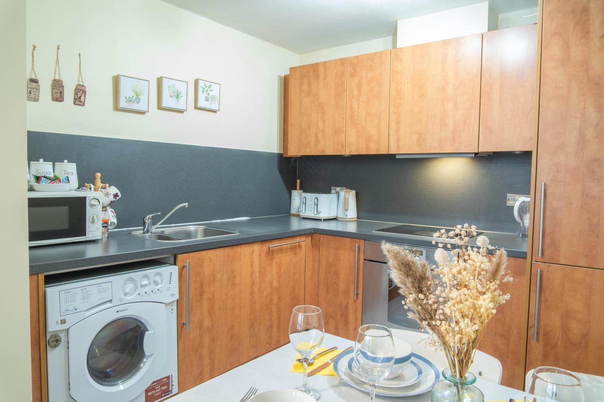 Stay In Our Stylish Flat! & Secure Building & Sleeps Up To 4 버밍엄 외부 사진