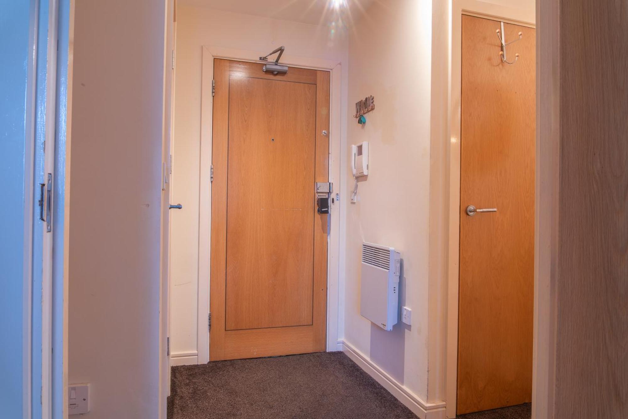 Stay In Our Stylish Flat! & Secure Building & Sleeps Up To 4 버밍엄 외부 사진