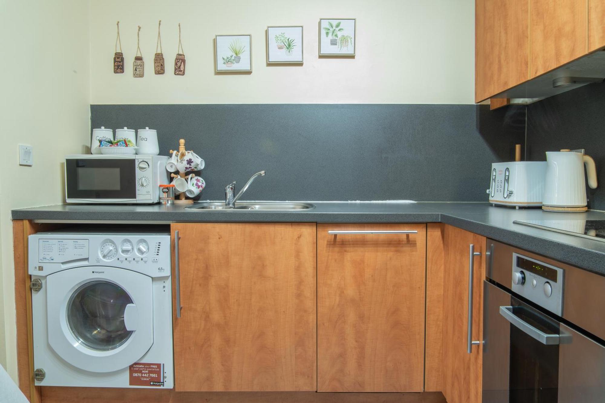 Stay In Our Stylish Flat! & Secure Building & Sleeps Up To 4 버밍엄 외부 사진